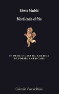 MORDIENDO EL FRIO (IV PREMIO CASA DE AMERICA DE POESIA AMERICANA) di MADRID, EDWIN 