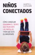 NIOS CONECTADOS: COMO CONSEGUIR EQUILIBRAR EL TIEMPO QUE PASAN ANTE LAS PANTALLAS Y POR QUE ESTO ES IMPORTANTE di KUTSCHER, MARTIN L. 