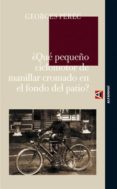 QUE PEQUEO CICLOMOTOR DE MANILLAR CROMADO EN FONDO DE PATIO de PEREC, GEORGES 
