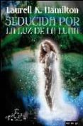 SEDUCIDA POR LA LUZ DE LA LUNA di HAMILTON, LAURELL K. 