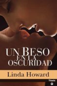 UN BESO EN LA OSCURIDAD de HOWARD, LINDA 