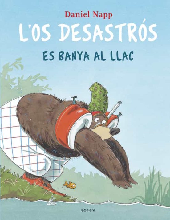 L'Os Desastrós es banya al llac