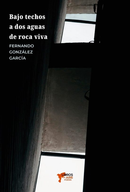 Bajo techos a dos aguas de roca viva