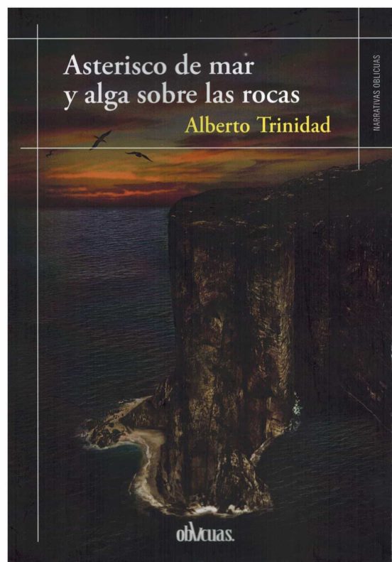 Asterisco de mar y alga sobre las rocas