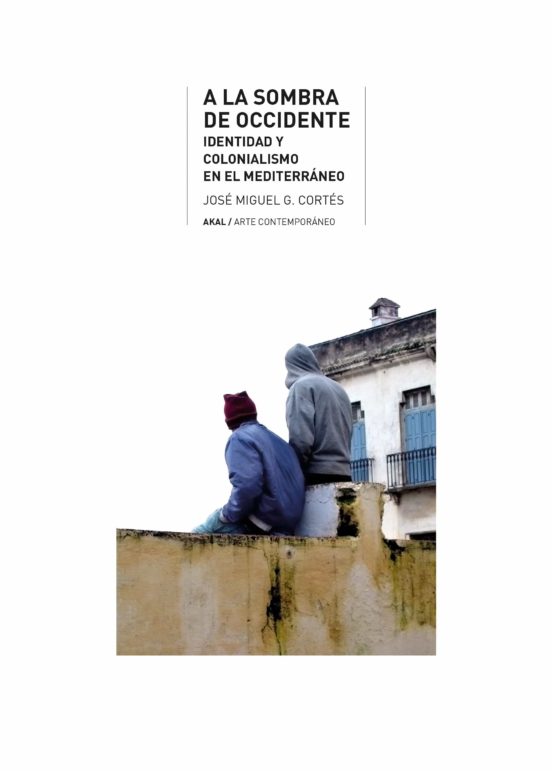 A la Sombra de Occidente: Un Estudio Cultural sobre Identidad y Coloni