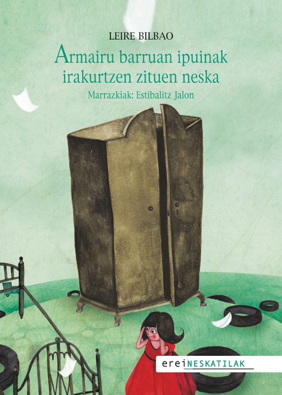 Armairu Barruan Ipuinak Irakurtzen Zituen Neska