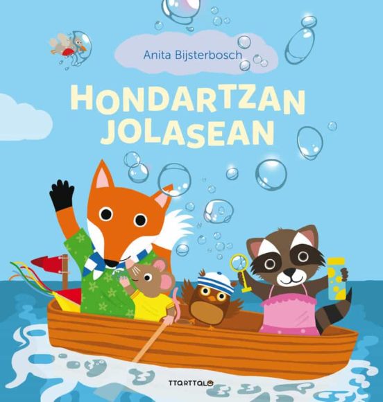 Hondartzan jolasean