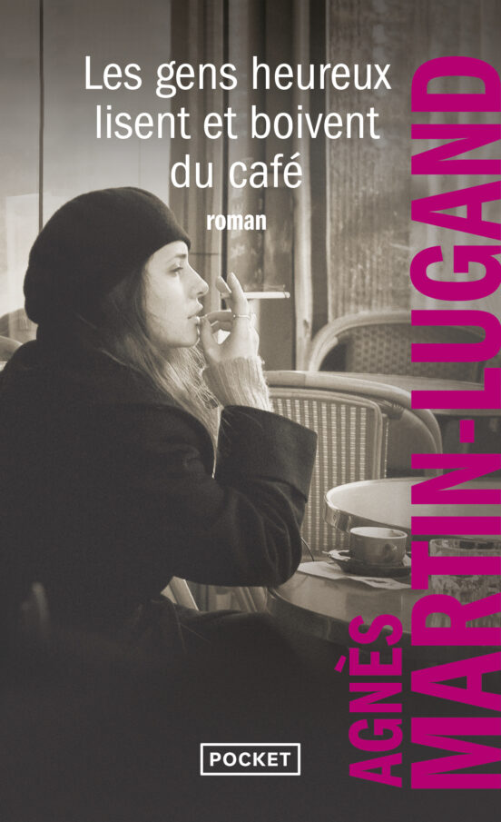 Les Gens Heureux Lisent Et Boivent Du Cafe