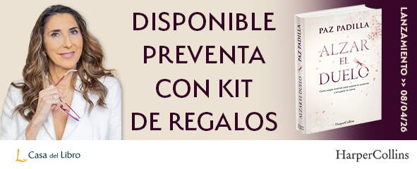 Mujer sonriendo a cámara y libro