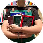 Chica abrazando libros