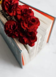 Hemos hecho una lista de Spotify para un San Valentín de libro