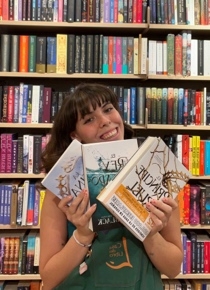 Bel con los libros que recomienda