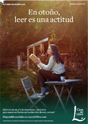 chica leyendo sentada en una mesa al aire libre