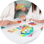 Escena de personas jugando a un juego de mesa