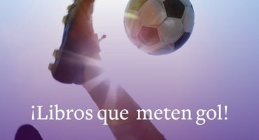 Bota chutando un balón de fútbol