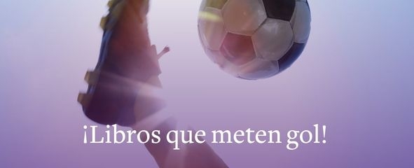 pie chutando un balón