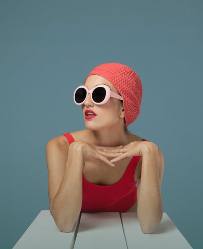 chica con gafas de sol y gorro de baño