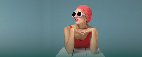 Chica con gafas de sol y gorro de baño