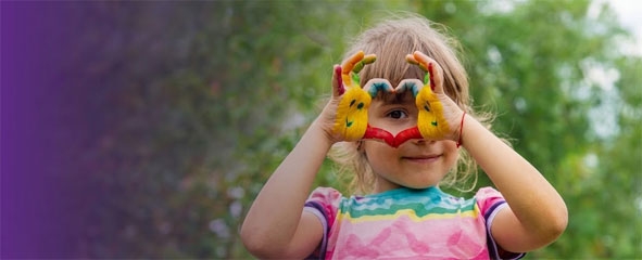 niña con manos pintadas de colores