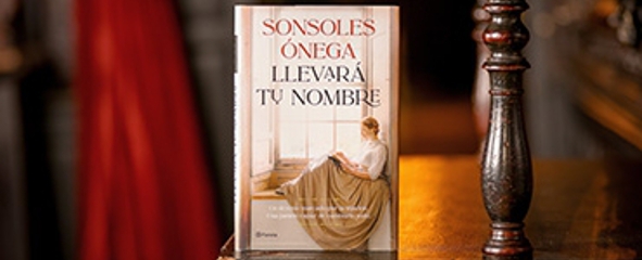 Mesa sobre la que está el libro de Sonsoles Ónega