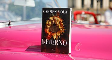 Carmen Mola te manda un saludo