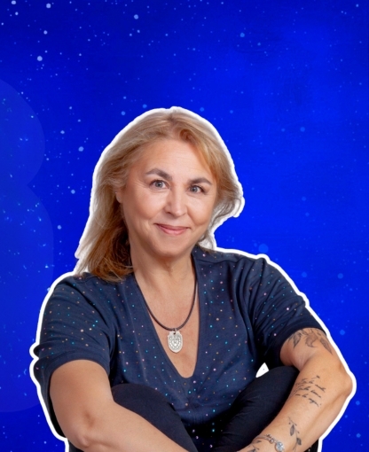 Foto de Megan Maxwell sobre fondo azul estrellado