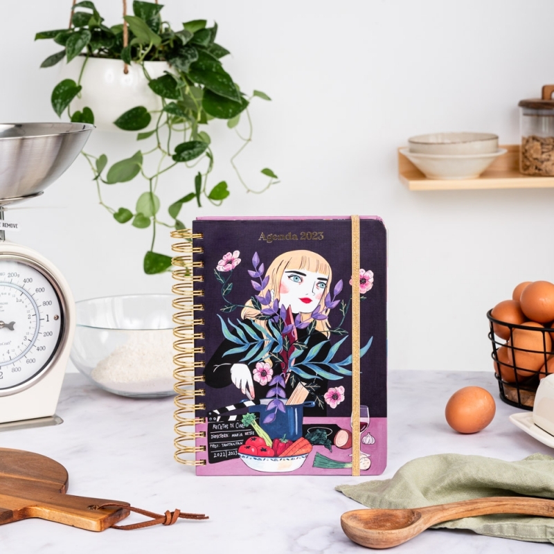 Agenda 2026 Día Por Página - Diseño Floral Petite Mafalda, Con Anillas Ocultas Y Cierre De Goma