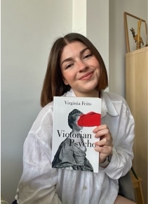 foto influencer con libro en la mano