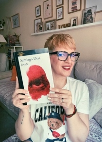 foto de el_dispensario_literario con libro en la mano