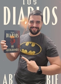 foto @fmwylde con libro en la mano