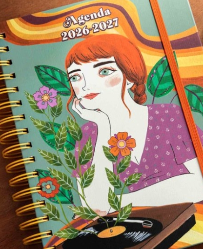 Agenda escolar sobre mesa