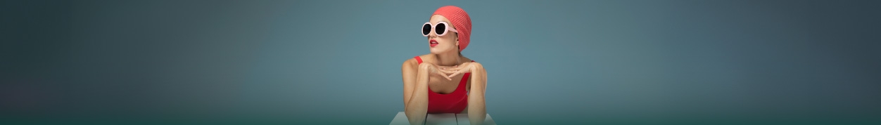 Chica con gorro de baño y gafas de sol