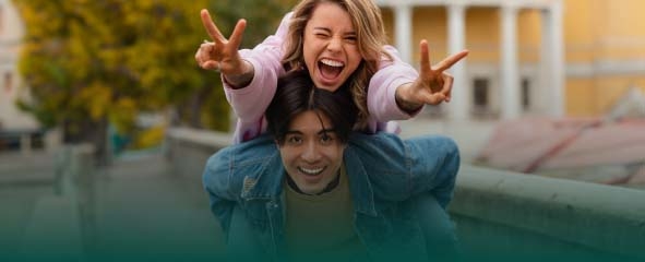 jovenes sonriendo