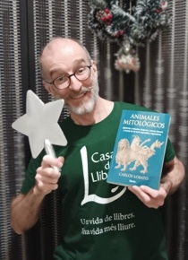 Carles con el libro en la mano