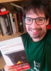 Carlos con el libro que recomienda