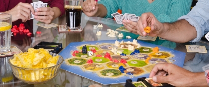 Grupo de gente jugando a un juego de mesa