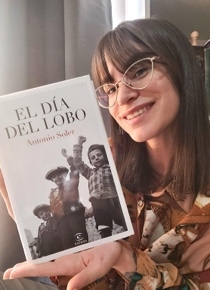 imagen librera con libro en la mano