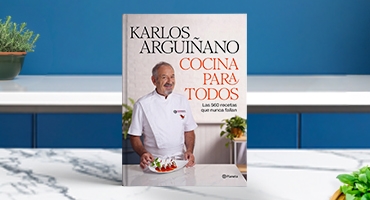 libro apayado en una mesa de cocina