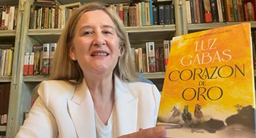 Luz Gabás manda un saludo a sus lectores