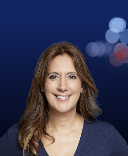 Foto de Dolores Redondo sobre fondo azul