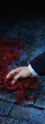 Mano de hombre sujetando cabello pelirrojo de mujer