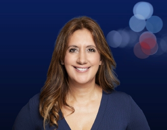 Foto de Dolores Redondo sobre fondo azul