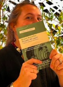 Elena con el libro que recomienda