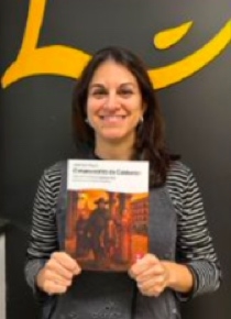 Iris con el libro que recomienda