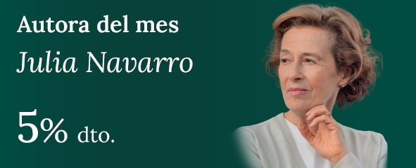 Julia Navarro con la mano apoyada en la barbilla