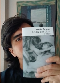 foto librero con libro en la mano