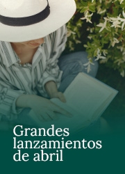 Chica con libro abierto en las manos