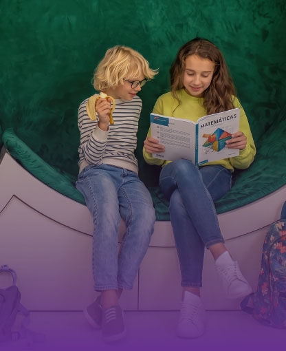 dos niños leyendo