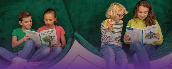 Niños leyendo juntos