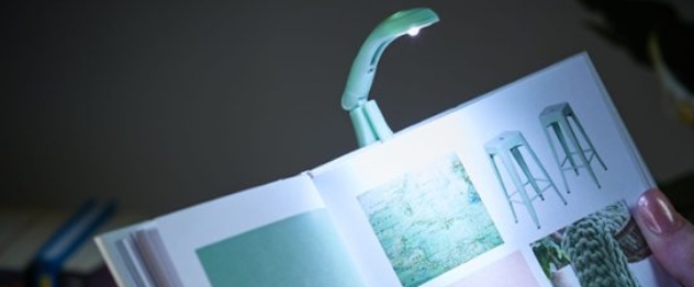 Lámpara de lectura en libro de arte